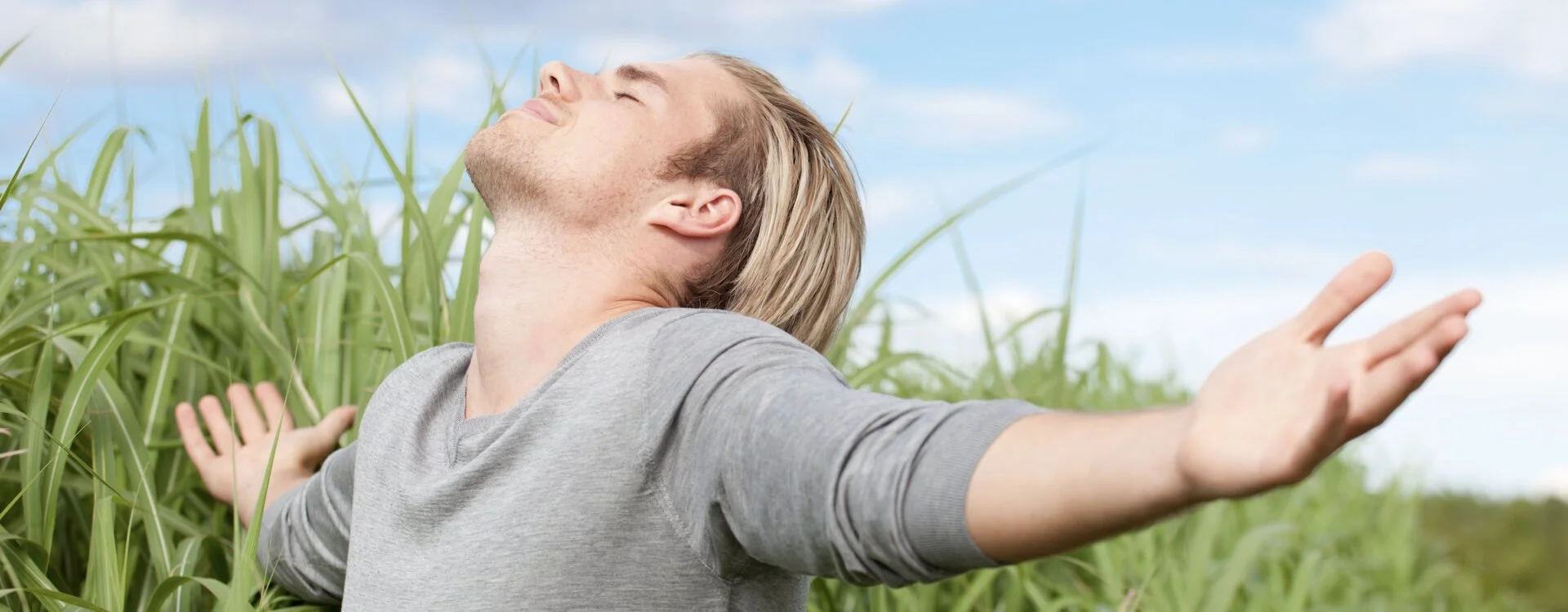 Un jeune homme s'ouvre à la joie, la beauté, l'inspiration de la nature — éveil au bonheur de La Connexion Absolue