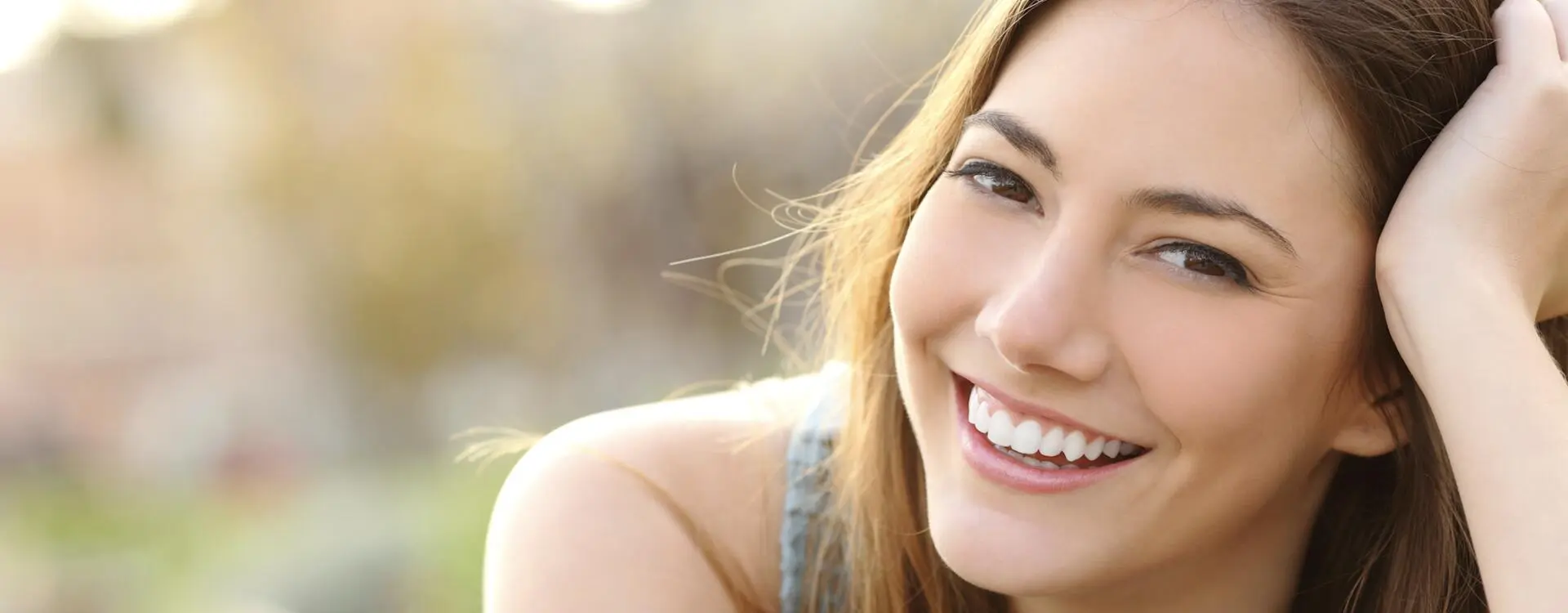 Femme souriante exprimant sa gratitude, la bouche formant le « i » de Merci — la puissance du remerciement