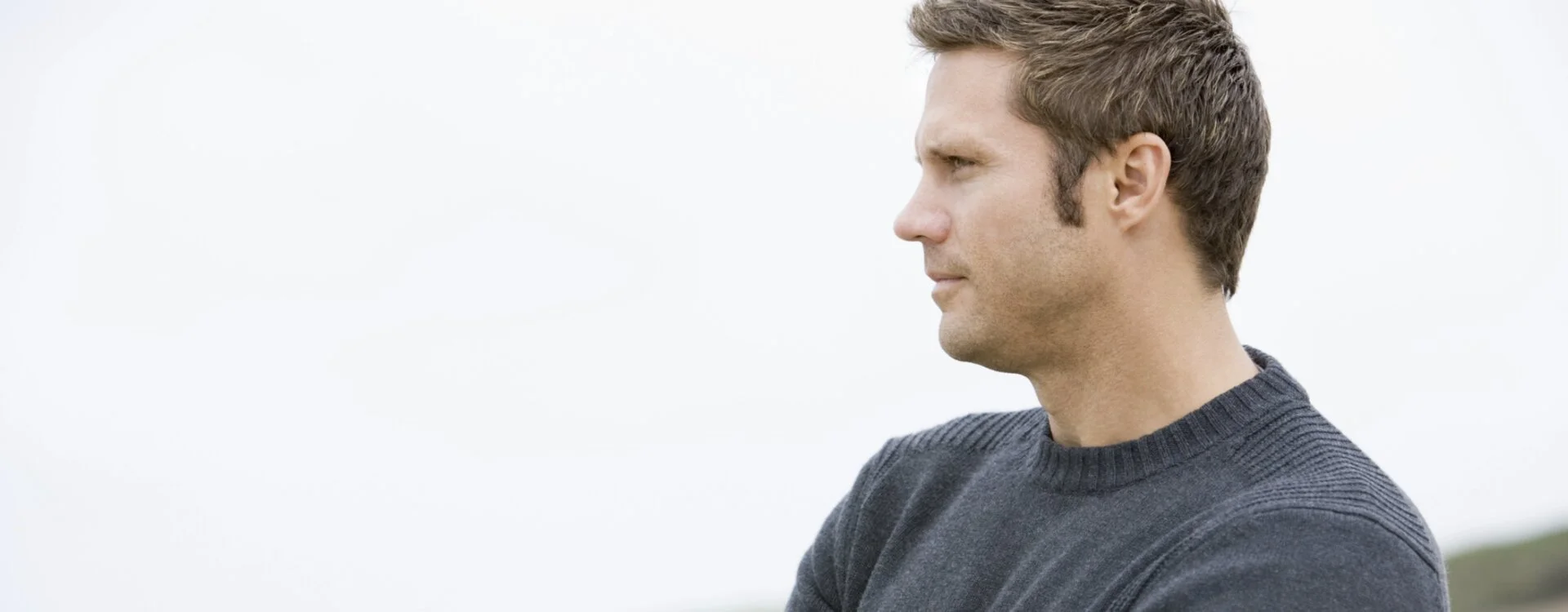 Homme face à la plage ressentant le « Quelque chose et moi » intérieur — liberté et autonomie au-delà des attentes vis-à-vis des dieux et des rois