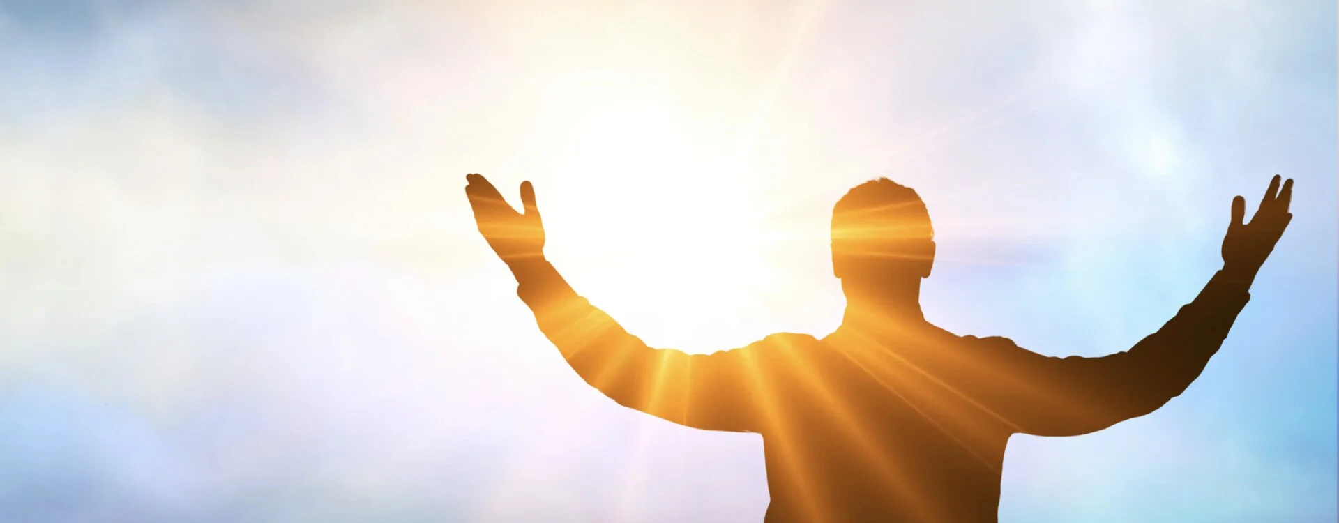 Homme face au soleil voulant voir le changement après son ressenti « Quelque chose et moi » — perception élargie de la vie parfaite et libre