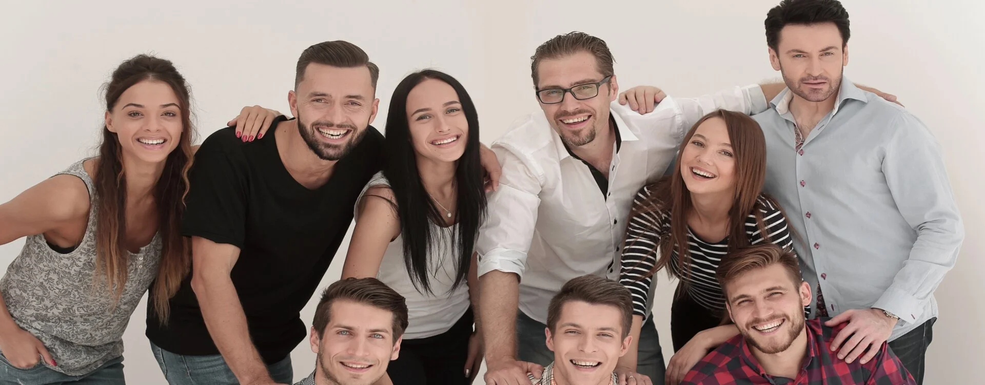 Groupe de personnes libres et heureuses, loin du covid-19 — retour à la sérénité, à la confiance et à la vie harmonieuse